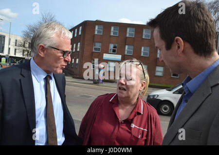 Norman Lamm MP und John Leech treffen Krankenschwester in Chorlton, Manchester. Stockfoto