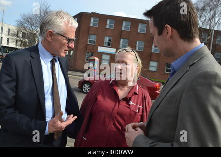 Norman Lamm MP und John Leech treffen Krankenschwester in Chorlton, Manchester. Stockfoto