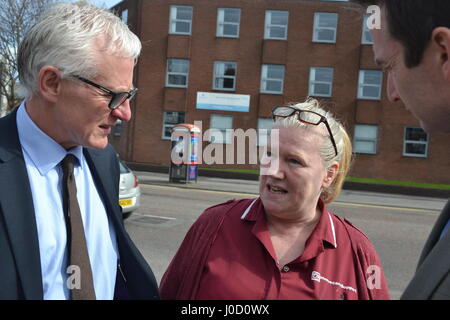 Norman Lamm MP und John Leech treffen Krankenschwester in Chorlton, Manchester. Stockfoto