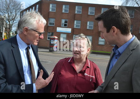 Norman Lamm MP und John Leech treffen Krankenschwester in Chorlton, Manchester. Stockfoto