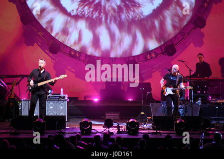 New York, New York, USA-Pink Floyd-Tribute-Band führt Brit Floyd in der Radio City Music Hall. 10. April 2017. Bildnachweis: Jeffrey Geller/ZUMA Wire/ZUMAPRESS.com/Alamy Live-Nachrichten Stockfoto