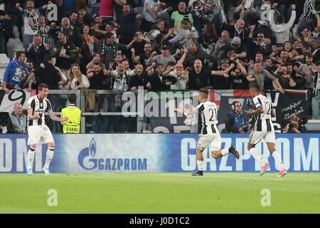 Turin, Italien. 11. April 2017. Paulo Dybala (Juventus FC) feiern nach seinem zweiten Tor während der 1. Etappe der Championsleague-Viertelfinale zwischen Juventus FC und FCB Barcelona Juventus Stadium am 11. April 2017 in Turin, Italien. Juventus gewann 3: 0 gegen Barcelona. Bildnachweis: Massimiliano Ferraro/Alamy Live-Nachrichten Stockfoto