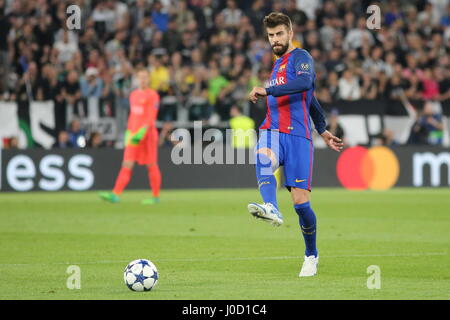 Turin, Italien. 11. April 2017. Gerard Pique (FCB Barcelona) während der 1. Etappe der Champions-League-Viertelfinale zwischen Juventus FC und FCB Barcelona Juventus Stadium am 11. April 2017 in Turin, Italien. Juventus gewann 3: 0 gegen Barcelona. Bildnachweis: Massimiliano Ferraro/Alamy Live-Nachrichten Stockfoto