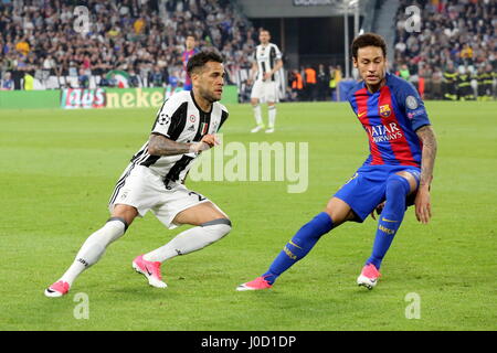 Turin, Italien. 11. April 2017. Dani Alves (Juventus FC) und Neymar (FCB Barcelona) während der 1. Etappe der Champions-League-Viertelfinale zwischen Juventus FC und FCB Barcelona Juventus Stadium am 11. April 2017 in Turin, Italien. Juventus gewann 3: 0 gegen Barcelona. Bildnachweis: Massimiliano Ferraro/Alamy Live-Nachrichten Stockfoto