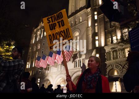 Washington, District Of Columbia, USA. 9. November 2016. Demonstranten im Trump International Hotel in Washington, DC in der Nacht nach der Wahlnacht. Bildnachweis: Alex Edelman/ZUMA Draht/Alamy Live-Nachrichten Stockfoto