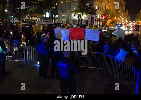Washington, District Of Columbia, USA. 9. November 2016. Demonstranten im Trump International Hotel in Washington, DC in der Nacht nach der Wahlnacht. Bildnachweis: Alex Edelman/ZUMA Draht/Alamy Live-Nachrichten Stockfoto