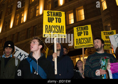 Washington, District Of Columbia, USA. 9. November 2016. Demonstranten im Trump International Hotel in Washington, DC in der Nacht nach der Wahlnacht. Bildnachweis: Alex Edelman/ZUMA Draht/Alamy Live-Nachrichten Stockfoto