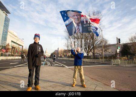 Washington, District Of Columbia, USA. 19. Januar 2017. MATT 8 und seinem Bruder MICHAEL Alter 12 von Indiana ein Trump Inaugural tragen Flagge auf der Pennsylvania Avenue auf Donnerstag, 19. Januar 2017. Bildnachweis: Alex Edelman/ZUMA Draht/Alamy Live-Nachrichten Stockfoto