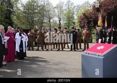 East Ham, London, UK. 11. April 2017.  Victoria-Kreuz Festschrift Stein Zeremonie Lance Corporal HAROLD S MUGFORD VC Machine Gun Corps während der Schlacht für ihn ARRAS seine Tapferkeit das Victoria-Kreuz am 11. April 1917 gewann im Alter von 23 Credit: SANDRA ROWSE/Alamy Live News Stockfoto