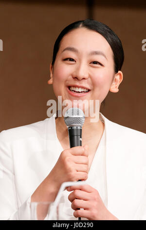 Japanische dreimalige Eiskunstlauf-Weltmeister Mao Asada spricht während einer Pressekonferenz am 12. April 2017, Tokio, Japan. Asada beantwortet Fragen aus der Presse über ihre plötzliche Entscheidung, ihre Karriere zu beenden, das sie durch ihren Blog am Montag angekündigt hatte. Bildnachweis: Rodrigo Reyes Marin/AFLO/Alamy Live-Nachrichten Stockfoto