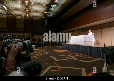 Japanische dreimalige Eiskunstlauf-Weltmeister Mao Asada spricht während einer Pressekonferenz am 12. April 2017, Tokio, Japan. Asada beantwortet Fragen aus der Presse über ihre plötzliche Entscheidung, ihre Karriere zu beenden, das sie durch ihren Blog am Montag angekündigt hatte. Bildnachweis: Rodrigo Reyes Marin/AFLO/Alamy Live-Nachrichten Stockfoto