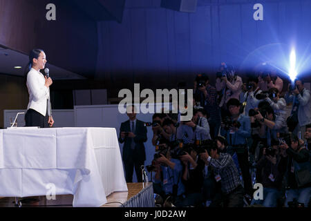 Japanische dreimalige Eiskunstlauf-Weltmeister Mao Asada spricht während einer Pressekonferenz am 12. April 2017, Tokio, Japan. Asada beantwortet Fragen aus der Presse über ihre plötzliche Entscheidung, ihre Karriere zu beenden, das sie durch ihren Blog am Montag angekündigt hatte. Bildnachweis: Rodrigo Reyes Marin/AFLO/Alamy Live-Nachrichten Stockfoto