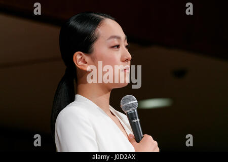 Japanische dreimalige Eiskunstlauf-Weltmeister Mao Asada nimmt an einer Pressekonferenz am 12. April 2017, Tokio, Japan. Asada beantwortet Fragen aus der Presse über ihre plötzliche Entscheidung, ihre Karriere zu beenden, das sie durch ihren Blog am Montag angekündigt hatte. Bildnachweis: Rodrigo Reyes Marin/AFLO/Alamy Live-Nachrichten Stockfoto