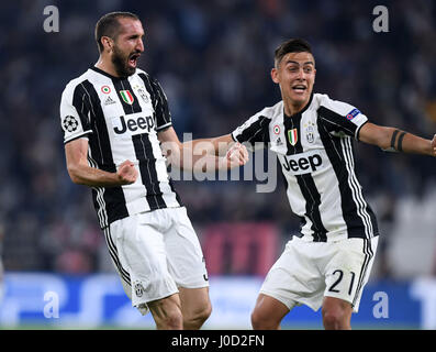 Torin, Italien. 11. April 2017. Juves Giorgio Chiellini (L) feiert nach seinem Tor Team das dritte Tor in der UEFA Champions League Viertelfinale Hinspiel Partie zwischen Juventus und Barcelona in Turin, Italien, 11. April 2017. Juventus gewann 3: 0. Bildnachweis: Alberto Lingria/Xinhua/Alamy Live-Nachrichten Stockfoto