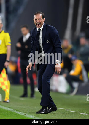 Torin, Italien. 11. April 2017. Juventus Trainer Massimiliano Allegri Gesten während der UEFA Champions League Viertelfinale Hinspiel Partie zwischen Juventus und Barcelona in Turin, Italien, 11. April 2017. Juventus gewann 3: 0. Bildnachweis: Alberto Lingria/Xinhua/Alamy Live-Nachrichten Stockfoto