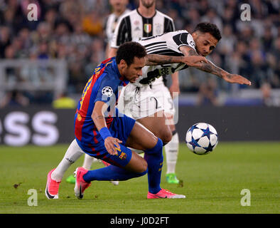 Torin, Italien. 11. April 2017. Barcelonas Neymar(L) wetteifert mit Juventus Dani Alves während ihres UEFA Champions League Viertelfinale Hinspiel Spiels in Turin, Italien, 11. April 2017. Juventus gewann 3: 0. Bildnachweis: Alberto Lingria/Xinhua/Alamy Live-Nachrichten Stockfoto