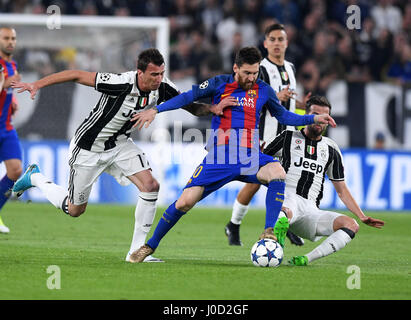 Torin, Italien. 11. April 2017. Barcelonas Lionel Messi (C) durchbricht während der UEFA Champions League Viertelfinale Hinspiel Partie zwischen Juventus und Barcelona in Turin, Italien, 11. April 2017. Juventus gewann 3: 0. Bildnachweis: Alberto Lingria/Xinhua/Alamy Live-Nachrichten Stockfoto