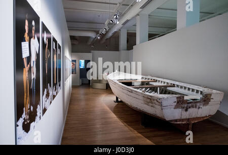 Hannover, Deutschland. 6. April 2017. Ein Holzboot, das 80 Flüchtlinge während ihrer Flucht aus Libyen nach Europa getragen zu sehen in der Ausstellung "Immer Bunter. Einwanderungsland Deutschland "(lit.) "Mehr und mehr bunt. Einwanderung Land Deutschland.' im Landesmuseum in Hannover, 6. April 2017. Die Ausstellung dokumentiert die Aspekte des Themas Zuwanderung seit dem Ende des zweiten Weltkriegs. Die Objekte auf Identität, Integration und Assimilation sind werden vom 7. April bis 27. August 2017 gesehen. Foto: Peter Steffen/Dpa/Alamy Live News Stockfoto