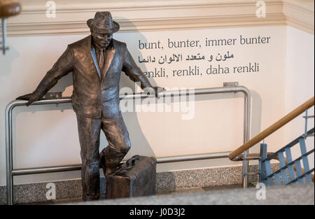 Hannover, Deutschland. 6. April 2017. Die Skulptur "Der Auslaender" (lit.) "Die Ausländer") von Guido Messers kann man bei der Ausstellung "Immer Bunter. Einwanderungsland Deutschland "(lit.) "Mehr und mehr bunt. Einwanderung Land Deutschland.' im Landesmuseum in Hannover, 6. April 2017. Die Ausstellung dokumentiert die Aspekte des Themas Zuwanderung seit dem Ende des zweiten Weltkriegs. Die Objekte auf Identität, Integration und Assimilation sind werden vom 7. April bis 27. August 2017 gesehen. Foto: Peter Steffen/Dpa/Alamy Live News Stockfoto