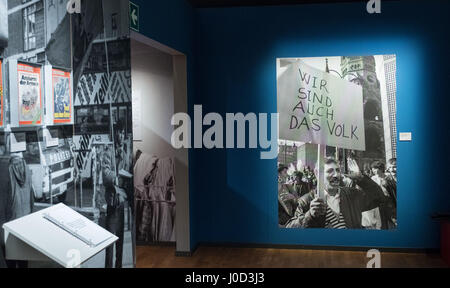 Hannover, Deutschland. 6. April 2017. Fotos von Ausländern, die gegen soziale Ausgrenzung in Berlin im Jahr 1900 demonstriert zu sehen in der Ausstellung "Immer Bunter. Einwanderungsland Deutschland "(lit.) "Mehr und mehr bunt. Einwanderung Land Deutschland.' im Landesmuseum in Hannover, 6. April 2017. Die Ausstellung dokumentiert die Aspekte des Themas Zuwanderung seit dem Ende des zweiten Weltkriegs. Die Objekte auf Identität, Integration und Assimilation sind werden vom 7. April bis 27. August 2017 gesehen. Foto: Peter Steffen/Dpa/Alamy Live News Stockfoto