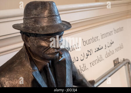 Hannover, Deutschland. 6. April 2017. Die Skulptur "Der Auslaender" (lit.) "Die Ausländer") von Guido Messers kann man bei der Ausstellung "Immer Bunter. Einwanderungsland Deutschland "(lit.) "Mehr und mehr bunt. Einwanderung Land Deutschland.' im Landesmuseum in Hannover, 6. April 2017. Die Ausstellung dokumentiert die Aspekte des Themas Zuwanderung seit dem Ende des zweiten Weltkriegs. Die Objekte auf Identität, Integration und Assimilation sind werden vom 7. April bis 27. August 2017 gesehen. Foto: Peter Steffen/Dpa/Alamy Live News Stockfoto