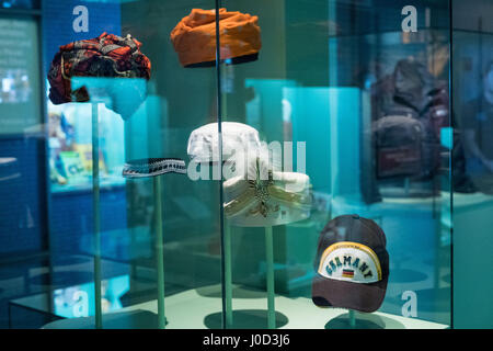 Hannover, Deutschland. 6. April 2017. Eine jüdische Kippa, muslimische Takke, senegalesischen Moussor, einen Turban der Sikh und eine Baseball-Mütze zu sehen in der Ausstellung "Immer Bunter. Einwanderungsland Deutschland "(lit.) "Mehr und mehr bunt. Einwanderung Land Deutschland.' im Landesmuseum in Hannover, 6. April 2017. Die Ausstellung dokumentiert die Aspekte des Themas Zuwanderung seit dem Ende des zweiten Weltkriegs. Die Objekte auf Identität, Integration und Assimilation sind werden vom 7. April bis 27. August 2017 gesehen. Foto: Peter Steffen/Dpa/Alamy Live News Stockfoto