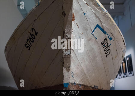 Hannover, Deutschland. 6. April 2017. Ein Holzboot, das 80 Flüchtlinge während ihrer Flucht aus Libyen nach Europa getragen zu sehen in der Ausstellung "Immer Bunter. Einwanderungsland Deutschland "(lit.) "Mehr und mehr bunt. Einwanderung Land Deutschland.' im Landesmuseum in Hannover, 6. April 2017. Die Ausstellung dokumentiert die Aspekte des Themas Zuwanderung seit dem Ende des zweiten Weltkriegs. Die Objekte auf Identität, Integration und Assimilation sind werden vom 7. April bis 27. August 2017 gesehen. Foto: Peter Steffen/Dpa/Alamy Live News Stockfoto