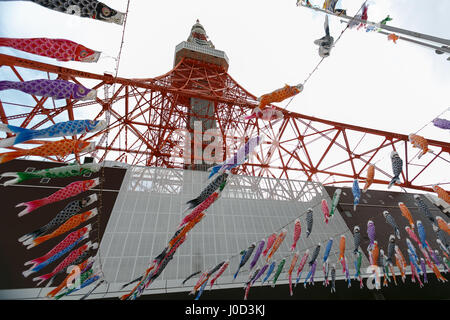 Tokio, Japan. 12. April 2017. 333 Karpfen-förmigen Koinobori Windsäcke auf Anzeigen außerhalb Tokyo Tower am 12. April 2017, Tokio, Japan. In diesem Jahr feiert Tokyo Tower Kindertag, die am 5. Mai mit einem Display von Hunderten von bunten Koinobori fällt. Karpfen sind überlegen, stark und energisch in der Natur und den Koinobori Streamer werden traditionell von Familien mit jungen angezeigt. Das Event läuft bis zum 7. Mai. Bildnachweis: Rodrigo Reyes Marin/AFLO/Alamy Live-Nachrichten Stockfoto
