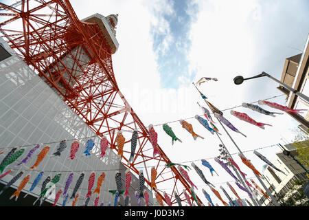 Tokio, Japan. 12. April 2017. 333 Karpfen-förmigen Koinobori Windsäcke auf Anzeigen außerhalb Tokyo Tower am 12. April 2017, Tokio, Japan. In diesem Jahr feiert Tokyo Tower Kindertag, die am 5. Mai mit einem Display von Hunderten von bunten Koinobori fällt. Karpfen sind überlegen, stark und energisch in der Natur und den Koinobori Streamer werden traditionell von Familien mit jungen angezeigt. Das Event läuft bis zum 7. Mai. Bildnachweis: Rodrigo Reyes Marin/AFLO/Alamy Live-Nachrichten Stockfoto