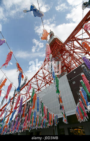 Tokio, Japan. 12. April 2017. 333 Karpfen-förmigen Koinobori Windsäcke auf Anzeigen außerhalb Tokyo Tower am 12. April 2017, Tokio, Japan. In diesem Jahr feiert Tokyo Tower Kindertag, die am 5. Mai mit einem Display von Hunderten von bunten Koinobori fällt. Karpfen sind überlegen, stark und energisch in der Natur und den Koinobori Streamer werden traditionell von Familien mit jungen angezeigt. Das Event läuft bis zum 7. Mai. Bildnachweis: Rodrigo Reyes Marin/AFLO/Alamy Live-Nachrichten Stockfoto