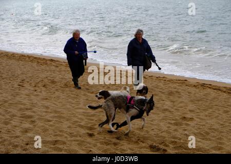 West Bay, Dorset, UK. 12. April 2017. Am frühen Morgen Hund Spaziergänger packen Sie sich Warm und dramatische Wolken über West Bay genießen, als am Morgen, die Temperatur an der Küste von Dorset. Bildnachweis: Tom Corban/Alamy Live-Nachrichten Stockfoto