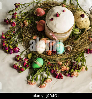 5. April 2017 - Ostern Essen: Osterkuchen, gefärbten Eiern, Glas mit Gänseleber, Süßigkeiten, hausgemachte Bratwurst, gekochtes Schweinefleisch, Ei aus weißer Schokolade am Heu Credit gelegt: Igor Golovniov/ZUMA Draht/Alamy Live News Stockfoto