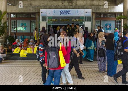 Kuala Lumpur, MALAYSIA. 12. April 2017. Studenten besuchen Karriere Pfad 2017 University of Malaya, eine Jobmesse hosted by University of Malaya in Kuala Lumpur, Malaysia, am 12. April 2017. 57 internationale und lokale Unternehmen gelistet auf dieser Messe. Bildnachweis: Chris Jung/ZUMA Draht/Alamy Live-Nachrichten Stockfoto