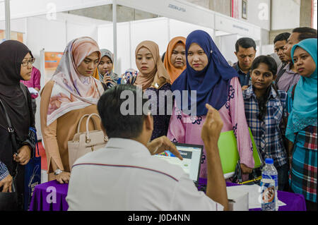 Kuala Lumpur, MALAYSIA. 12. April 2017. Studenten besuchen Karriere Pfad 2017 University of Malaya, eine Jobmesse hosted by University of Malaya in Kuala Lumpur, Malaysia, am 12. April 2017. 57 internationale und lokale Unternehmen gelistet auf dieser Messe. Bildnachweis: Chris Jung/ZUMA Draht/Alamy Live-Nachrichten Stockfoto