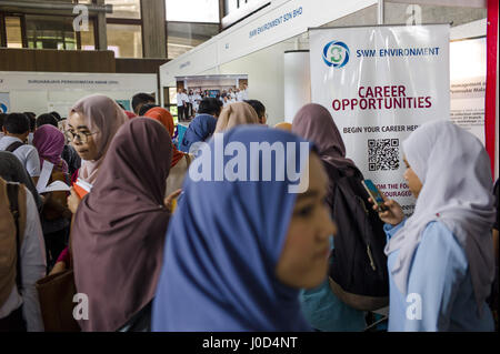 Kuala Lumpur, MALAYSIA. 12. April 2017. Studenten besuchen Karriere Pfad 2017 University of Malaya, eine Jobmesse hosted by University of Malaya in Kuala Lumpur, Malaysia, am 12. April 2017. 57 internationale und lokale Unternehmen gelistet auf dieser Messe. Bildnachweis: Chris Jung/ZUMA Draht/Alamy Live-Nachrichten Stockfoto