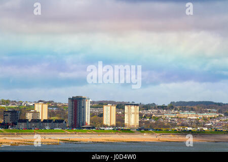 Aberdeen, Schottland, Vereinigtes Königreich.  Großbritannien Wetter.   12. April 2017. Irisierende Clouds  A horizontale Regenbogen, bekannt als ein Feuer-Regenbogen über der Stadt. Feuer-Regenbogen"sind weder Feuer noch Regenbögen, aber sind so genannte wegen ihrer brillanten Pastellfarben und Flamme Aussehen. Technisch sind sie Circumhorizontal Bogen - ein Eis-Halo gebildet durch sechseckige, plattenförmigen Eiskristalle in hohen Cirruswolken genannt. Der Halo ist so groß, dass der Bogen erscheint parallel zum Horizont, daher der Name. Kredite; MediaWorldImags/AlamyLiveNews Stockfoto