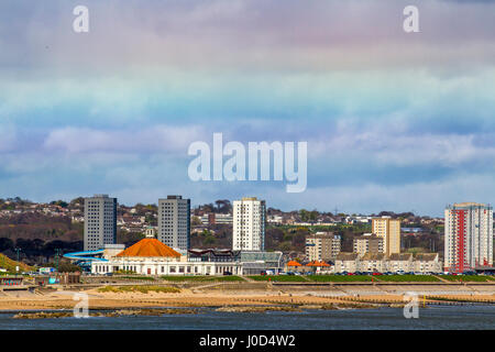 Aberdeen, Schottland, Großbritannien. Wetter in Großbritannien. April 2017. Schillernde Wolken  EIN horizontaler Regenbogen, bekannt als Feuerregenbogen über der Stadt. Fire Rainbows“ sind weder Feuer noch Regenbögen, sondern werden wegen ihrer brillanten Pastellfarben und flammenartigen Erscheinung so genannt. Technisch sind sie als Zirkumhorizontaler Bogen bekannt - ein Eishalo, der aus sechseckigen, plattenförmigen Eiskristallen in hohen Zirruswolken gebildet wird. Der Halo ist so groß, dass der Bogen parallel zum Horizont erscheint, daher der Name. Stockfoto