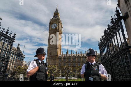 London, UK - 11. April 2017: Hohe Sicherheitspräsenz vor den Houses of Parliament, nach einem Terroranschlag am 22. März 2017 aufgetretene Credit: Alexandre Rotenberg/Alamy Live News Stockfoto