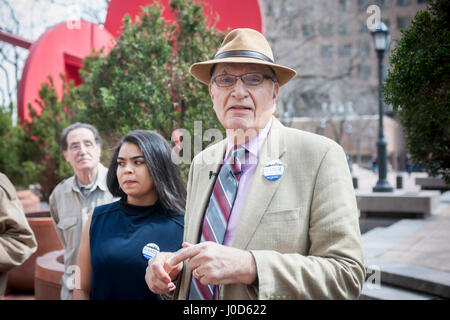 Bob Gangi kündigt seine Absicht zum Bürgermeister von New York auf einer Pressekonferenz vor One Police Plaza in New York auf Mittwoch, 5. April 2017 laufen. Gangi ist Mitbegründer der Polizei Reform organisieren Projekt (PROP) und ist eine staatliche Politik befürworten, Polizei und Strafvollzug Schwerpunkten. Gangi läuft gegen Amtsinhaber ist Bill De Blasio, er macht es zum Wahltag. (© Richard B. Levine) Stockfoto