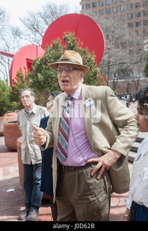 Bob Gangi kündigt seine Absicht zum Bürgermeister von New York auf einer Pressekonferenz vor One Police Plaza in New York auf Mittwoch, 5. April 2017 laufen. Gangi ist Mitbegründer der Polizei Reform organisieren Projekt (PROP) und ist eine staatliche Politik befürworten, Polizei und Strafvollzug Schwerpunkten. Gangi läuft gegen Amtsinhaber ist Bill De Blasio, er macht es zum Wahltag. (© Richard B. Levine) Stockfoto