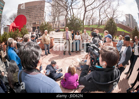 Bob Gangi, zentrieren, kündigt seine Absicht zum Bürgermeister von New York auf einer Pressekonferenz vor One Police Plaza in New York auf Mittwoch, 5. April 2017 laufen. Gangi ist Mitbegründer der Polizei Reform organisieren Projekt (PROP) und ist eine staatliche Politik befürworten, Polizei und Strafvollzug Schwerpunkten. Gangi läuft gegen Amtsinhaber ist Bill De Blasio, er macht es zum Wahltag. (© Richard B. Levine) Stockfoto
