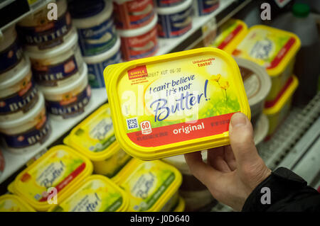 Wannen ich können nicht glauben, dass es keine Butter und andere Unilever breitet sich in einem Supermarkt Kühler auf Samstag, 8. April 2017. Unilever hat vor kurzem angekündigt, dass es einen Verkauf des Geschäfts breitet sich unter anderen Kostensenkungsmaßnahmen zu erforschen war. (© Richard B. Levine) Stockfoto