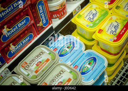 Wannen von Unilever breitet sich in einem Supermarkt Kühler auf Samstag, 8. April 2017. Unilever hat vor kurzem angekündigt, dass es einen Verkauf des Geschäfts breitet sich unter anderen Kostensenkungsmaßnahmen zu erforschen war. (© Richard B. Levine) Stockfoto