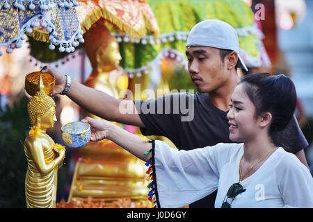 Bangkok, Thailand. 12. April 2017. Ein paar reinigen eine Buddha-Statue im Vorfeld Songkran im Wat Pho in Bangkok, Thailand, 12. April 2017. Neben Wasser plantschen, Menschen auch Tempel und Besuch würdigen Buddha als ein Mittel, um die bevorstehende Songkran, das traditionelle thailändische Neujahrsfest zu feiern, die jährlich am 13. April fällt. Bildnachweis: Li Mangmang/Xinhua/Alamy Live-Nachrichten Stockfoto