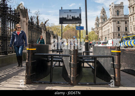 London, UK. 11. April 2017. Behörden nach dem Terroranschlag in London am 22. März 2017, spezielles Security-Equipment auf Westminster Bridge und die umliegenden Gebiete Credit installiert haben: Alexandre Rotenberg/Alamy Live News Stockfoto