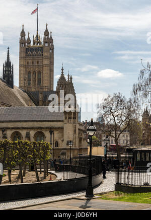 London, UK. 11. April 2017. Hochsicherheits-Präsenz vor den Houses of Parliament, nach einem Terroranschlag am 22. März 2017 aufgetretene Credit: Alexandre Rotenberg/Alamy Live News Stockfoto
