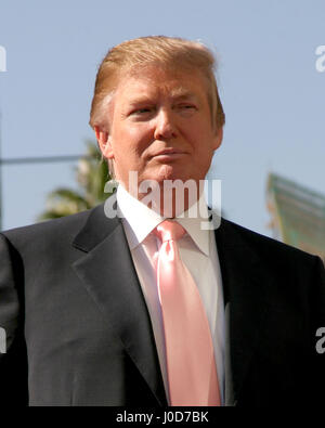 16. Januar 2007 - Los Angeles, CA, USA - Donald Trump.Donald Trump erhält einen Stern auf dem Hollywood gehen in der Fame.Los Angeles, CA. Januar 16, 2007.Â©2007 Kathy Hutchins / Hutchins Photo. (Kredit-Bild: © Kathy Hutchins / via ZUMA Draht über ZUMA Draht) Stockfoto