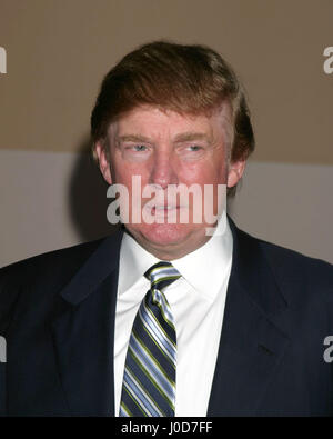 Los Angeles, CA, USA. 11. Juli 2004. 2004 KATHY HUTCHINS /HUTCHINS FOTO GETEILT. NBC UNIVERSAL TELEVISION CRITICS ASSOC TOUR. UNIVERSELLE Los Angeles, Kalifornien. Juni 11, 2004.DONALD TRUMP Credit: Kathy Hutchins / via ZUMA Draht/ZUMA Draht/Alamy Live-Nachrichten Stockfoto