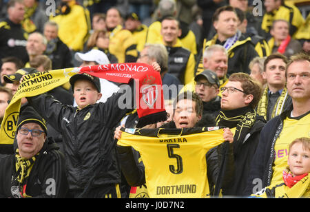 Dortmund, Deutschland. 12. April 2017. Dortmund-Fans vor der ersten Etappe der Champions League Viertelfinale match zwischen Borussia Dortmund und AS Monaco im Signal Iduna Park in Dortmund, Deutschland, 12. April 2017. Foto: Bernd Thissen/Dpa/Alamy Live News Stockfoto