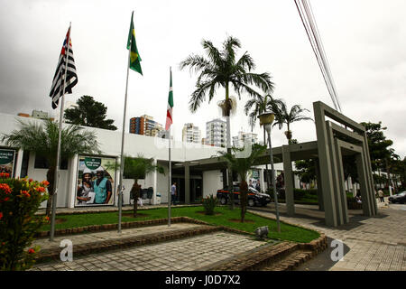 Osasco, Brasilien. 12. April 2017. Auf dem Foto, die Fassade des Osasco Präfektur im Großraum São Paulo. Justiz will Vermögenswerte des Bürgermeisters von Osasco, Rogério Lins (LWA) blockieren, was der Bürgermeister vorgeworfen wird, Einstellung von Mitarbeitern der Geist als ein Ratsherr. 13 andere Ratsmitglieder Korruption Schema beteiligt waren auch blockiert waren. Bildnachweis: Aloisio Mauricio/FotoArena/Alamy Live-Nachrichten Stockfoto